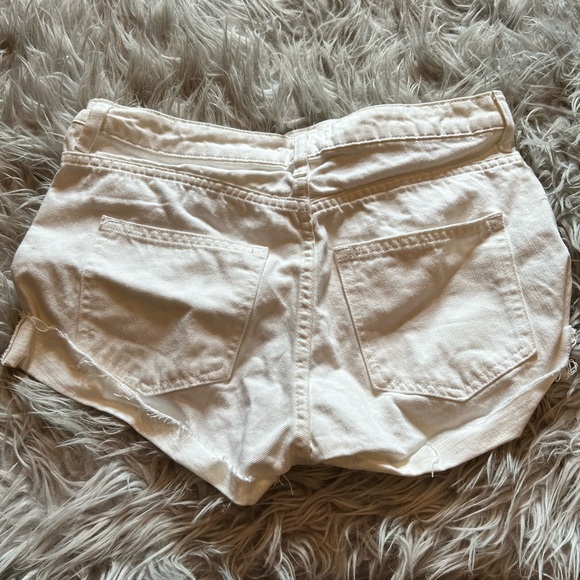 H&M size 6 white jean shorts. - Picture 2 of 3